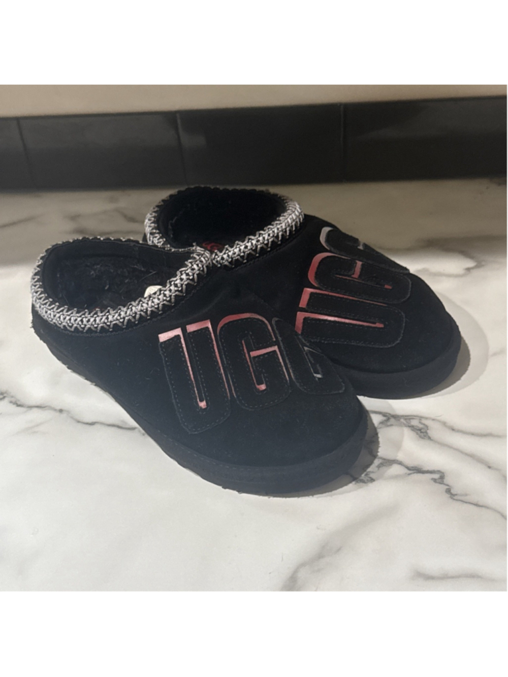 Ugg Tasman Black Red Shadow Logo Slip On Mules Women’s Sz 7 Slippers GUC